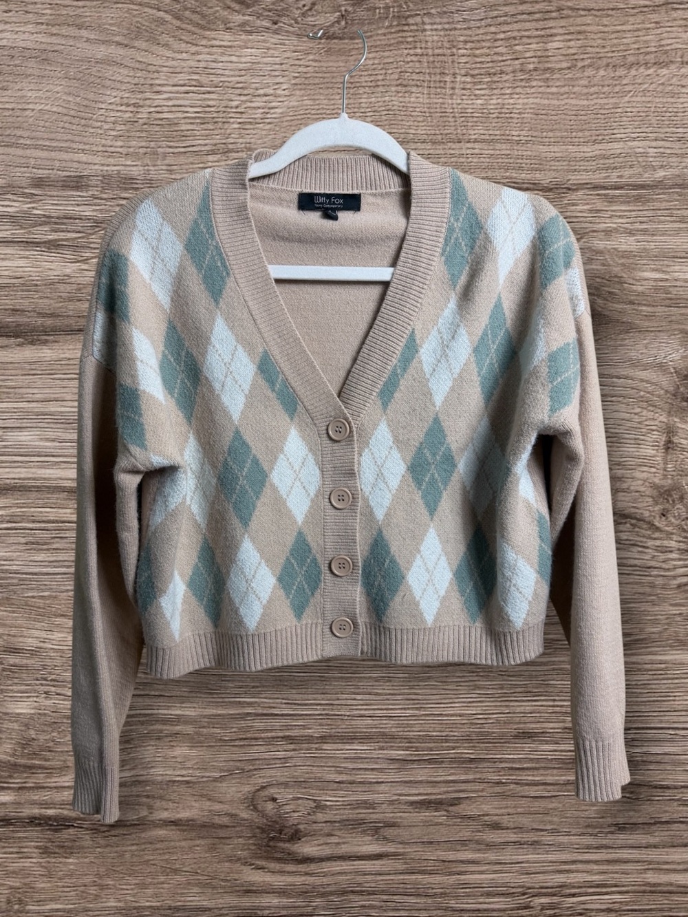 🎈3/$20 Witty Fox tan argyle cropped v neck cardigan. Small